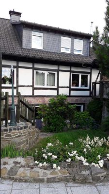 Freundliche 3-Zimmer-Souterrain-Wohnung mit Balkon und EBK in Herscheid