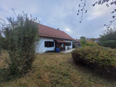 sonniges Grundstück mit renovierungsbedürftigem Einfamilienhaus