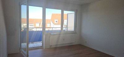 Renovierte 2- Zimmerwohnung mit Balkon in Halle *** AUFZUG ***