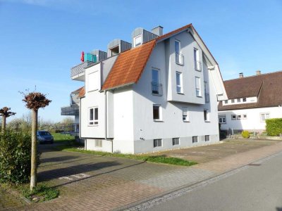 Bezugsfrei ab 01.06.2025: Moderne 3-Zimmer-Wohnung im EG mit Balkon, EBK, 2 PKW Stlpl. in Kappel