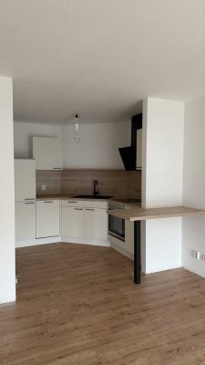 Erstbezug nach Sanierung mit EBK und Balkon: helle 2-Zimmer-Wohnung mit TG Stellplatz