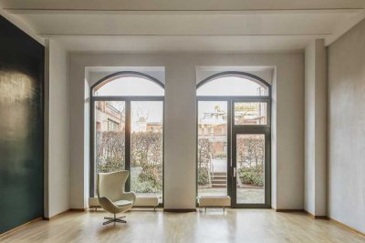 Denkmalgeschütztes Split-Level-Loft mit Galerie, vier Meter Raumhöhe und Gartenbezug