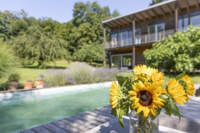 Natur trifft Moderne: Traumhaus mit prachtvollem Garten, Pool und nachhaltiger Ausstattung in Rekawinkel