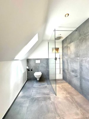 Sanierte Maisonetten-Wohnung mit Einbauküche: Stilvolle 2-Zimmer