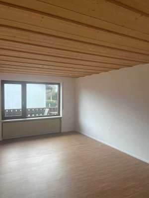 Helle, geräumige 4 Zimmer Whg. in Zweifamilienhaus zu vermieten