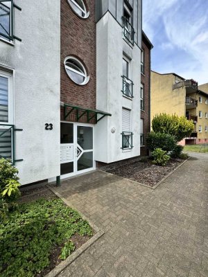 Vollständig renovierte 2,5-Zimmer-Wohnung mit Balkon und EBK in Monheim