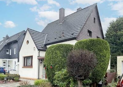 Freistehendes Einfamilienhaus mit viel Potential
in toller Lage von Holthausen