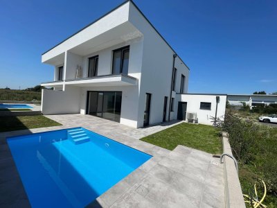Modernes 6-Zimmer Doppelhaus mit Pool und Garten