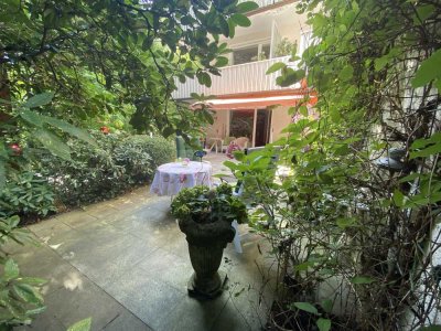 Idyllische Erdgeschosswohnung mit großer Terrasse und zusätzlichem Dachstudio