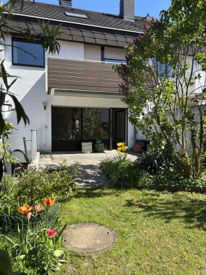 Provisionsfrei: Attraktives RMH mit Garage in ruhiger Feldrandlage von Nieder-Eschbach