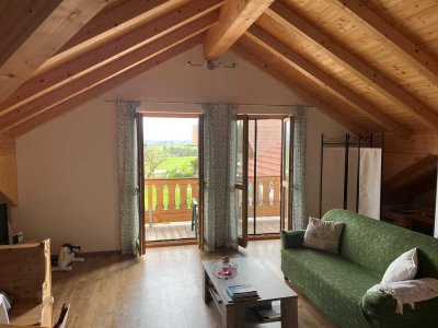 Stilvolle, neuwertige 1-Zimmer-Dachgeschosswohnung mit EBK in Dietramszell/ Großeglsee
