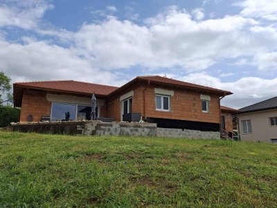 Nur wenige Schritte zu Ihrem Traumhaus im sonnigen Burgenland-Bestlage _ Stilvoller Neubau-Bungalow mit 2 Baugründen, Terrasse - Garten &amp; Garagen