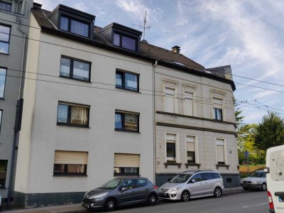 Kapitalanlage / Eigenutzung: Mehrfamilienhaus mit Garagengebäude in Solingen-Wald!