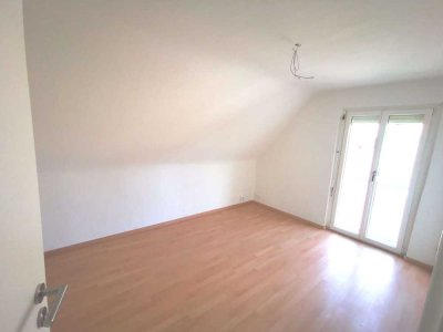 Sonnige, neu renovierte 2,5 Dachgeschosswohnung