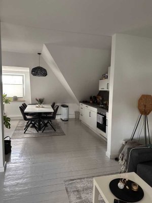 Charmante Dachgeschosswohnung mit eigenem Garten