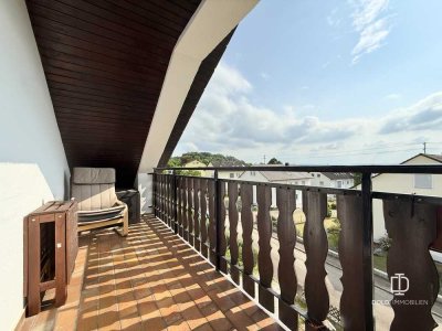 Helle Dachgeschosswohnung mit Balkon, Außenstellplatz und Gartenanteil