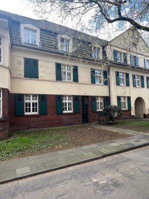 LEERE 3 ZIMMER DACHGESCHOSSWOHNUNG OHNE BALKON!