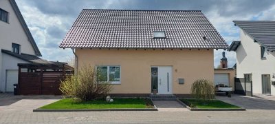 Freistehendes Einfamilienhaus, provisionsfrei mit PV-Anlage und Wärmepumpe