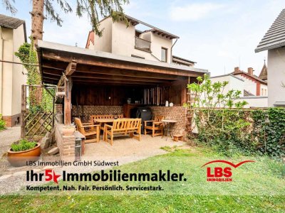 Sanierungsbedürftiges Einfamilienhaus mit Wintergarten, Gartenidylle, Grillplatz, Stall und Garage
