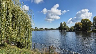 Helles, großes, modernes Loft mit Balkon in Wassernähe
