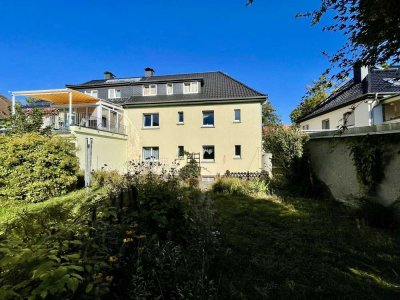 Einfamilien- oder Zweifamilienreiheneckhaus mit Stellplätzen, Garage & großem Garten in ruhiger Lage