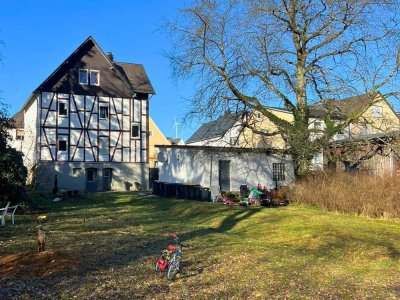 Schönes Mehrfamilienhaus inklusive großem Baugrundstück!