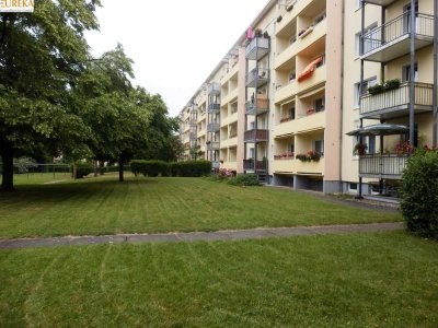 Schicke Wohnung, grüne Lage, Tageslichtbad, Balkon ins Grüne!!