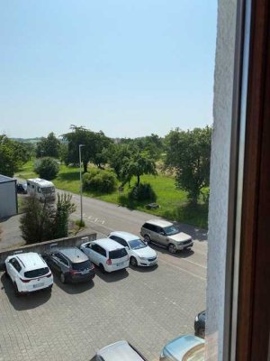 Geschmackvolle 3-Raum-Wohnung mit Balkon und Einbauküche zum Wohnen und Arbeiten