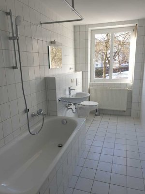 1 ZW mit Küche, Flur, Bad mit Wanne, Keller, renoviert.