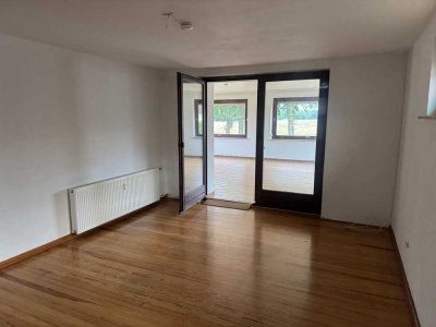 AUFS LAND! - großzügige 4 Zimmer-EG-Wohnung wartet auf neue Mieter