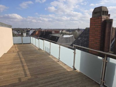 Anfragen NUR per E-Mail.  gr. 2-Zi. Wohnung mit Dachterrasse - Fahrstuhl - Kaminofen - EBK - Brhv.