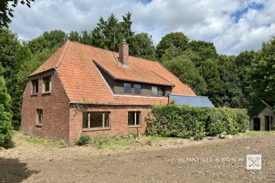 Ein großes sanierungsbedürftiges Haus in Bremervörde-Hesedorf