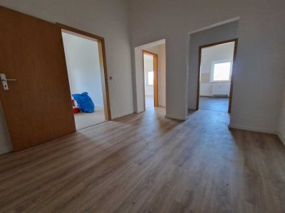 großzügige, helle 2-Zimmerwohnung nach Teilsanierung zu vermieten.