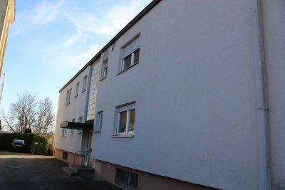 renovierungsbedürftige 4-Zimmer Whg. Balkon, Garage,EBK bitte nicht anrufen!