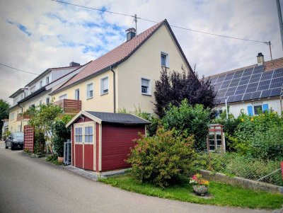 Viel Platz und gemütliches Ambiente: Wohnhaus mit 7 Zimmern in Reutti