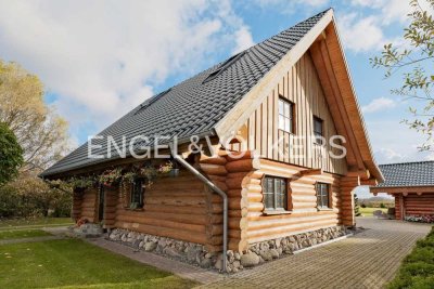 Natürlich. Edel. Einzigartig. Rundstammhaus mit Gäste- und Saunahaus