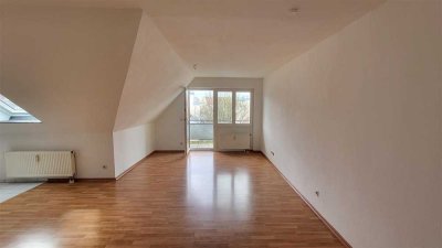 NEU * 1 Raum Dachgeschosswohnung in Weißig * Balkon * Abstellkammer * Stellplatzoption und mehr!