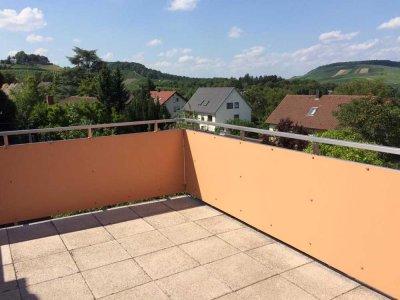modernisierte 3-Zimmer-DG-Wohnung mit großzügiger Wohndiele, großer Terrasse und Einbauküche
