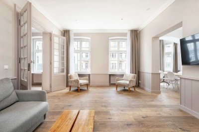 Nahe Rosa-Luxemburg-Platz: 4 Zimmer Altbau-Wohnung, 2 Bäder, elegant und aufwendig saniert