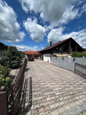 Stilvolle Doppelhaushälfte mit Doppelgarage, Balkon, 2 Terrassen & Gartenhaus – Ihr neues Zuhause!