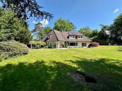 Hamburg Blankenese, Villa in Bester Lage, Kleinod auf großem Grundstück, Elbseite