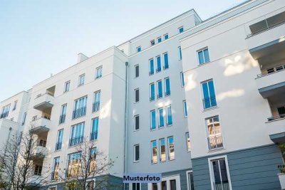 7-Familienhaus und 2 Stellplätze