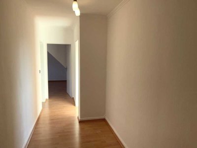 Helle 2 Zimmer- Dachgeschosswohnung mit Einbauküche in Frankfurt Eschersheim - ab Juni 2024