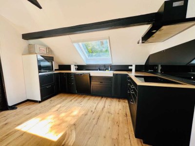 Schöne DG-Wohnung inkl. Klimageräte u. Küche! Jetzt Chance ergreifen!