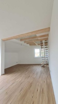 Neubauwohnung mit Balkon und Einbauküche: Stilvolle 3-Zimmer-DG-Wohnung mit geh. Innenausstattung