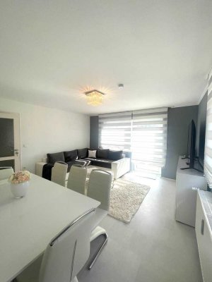 Stilvolle, gepflegte 4-Raum-Wohnung mit Balkon und Einbauküche in Gersthofen