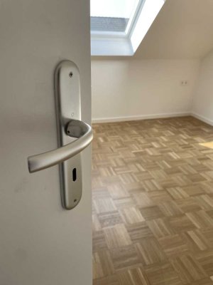 Renoviert & Hell - 2 Zimmer - bezugs- und provisionfrei