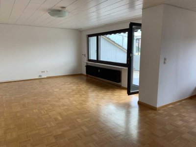 Schorndorf: Lichtdurchflutete 2,25-Zimmer-DG-Wohnung, Weitblick, Loggia, Garage, Stellplatz, WP & PV