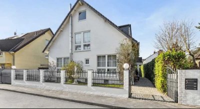 Helle 2-Zimmer-Wohnung in Weißer Villa