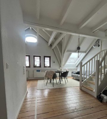 Charmante helle Dachgeschoss-/Maisonettewohnung mit Holzdielen, Balken & Dachterrasse